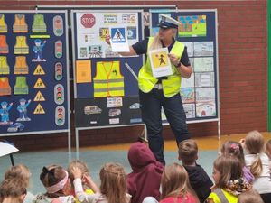 Zdjęcia przedstawiają policjantkę w szkole