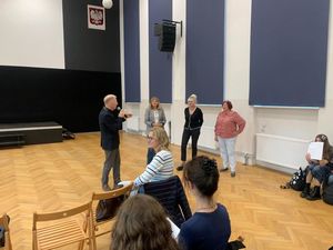 Zdjęcia przedstawiają próby do spektaklu są na niej widoczni policjanci