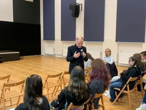 Zdjęcia przedstawiają próby do spektaklu są na niej widoczni policjanci