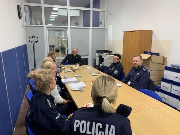 Zdjęcia przedstawiają próby do spektaklu są na niej widoczni policjanci