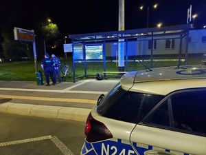 zdjęcia przedstawiają policjantów przy kontroli roweru