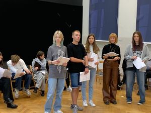 Zdjęcia przedstawiają osoby podczas prób na scenie