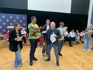 Zdjęcia przedstawiają osoby podczas prób na scenie
