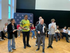 Zdjęcia przedstawiają osoby podczas prób na scenie