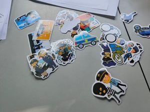 Zdjęcia przedstawiają policjantów z dziećmi podczas festynu