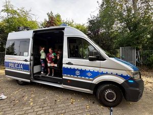 Zdjęcia przedstawiają policjantów z dziećmi podczas festynu