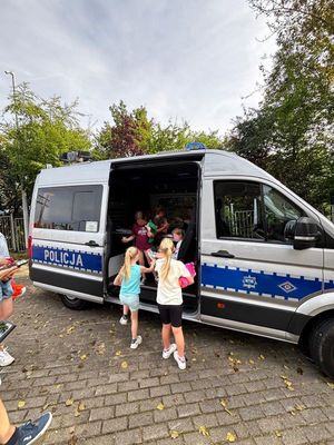 Zdjęcia przedstawiają policjantów z dziećmi podczas festynu