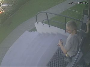 zdjęcie przedstawia wizerunek mężczyzny z nagrania monitoringu