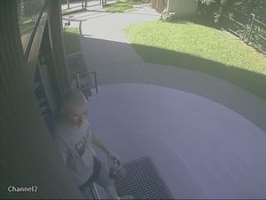 zdjęcie przedstawia wizerunek mężczyzny z nagrania monitoringu