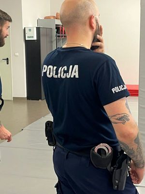 Zdjęcia przedstawiają policjantów podczas ćwiczeń