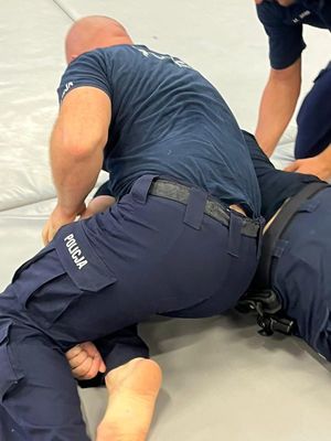 Zdjęcia przedstawiają policjantów podczas ćwiczeń