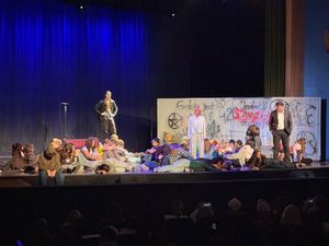 zdjęcia przedstawiają policjantów w teatrze