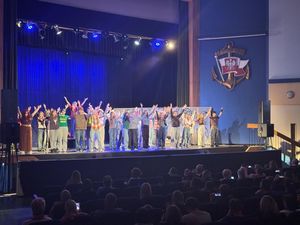 zdjęcia przedstawiają policjantów w teatrze