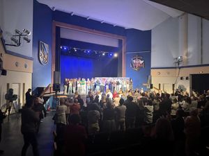 zdjęcia przedstawiają policjantów w teatrze