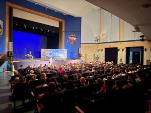 zdjęcia przedstawiają policjantów w teatrze