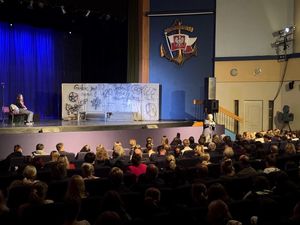 zdjęcia przedstawiają policjantów w teatrze