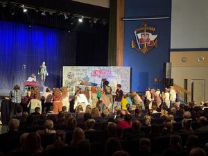 zdjęcia przedstawiają policjantów w teatrze