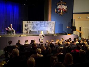 zdjęcia przedstawiają policjantów w teatrze