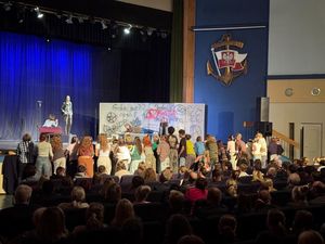 zdjęcia przedstawiają policjantów w teatrze