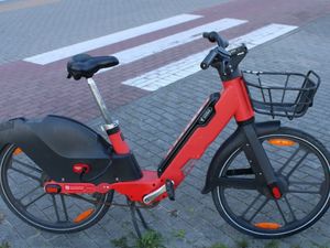 Zdjęcie przedstawia rower elektryczny