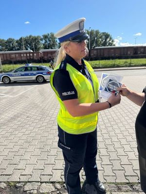 Zdjęcia przedstawiają policjantkę która wręcza ulotki
