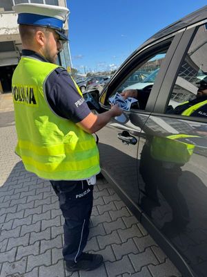 Zdjęcia przedstawiają policjantkę która wręcza ulotki