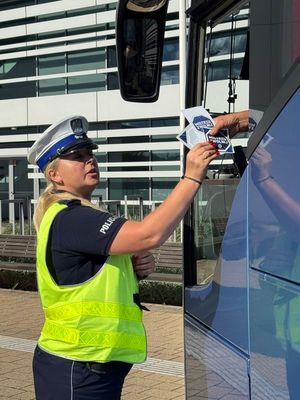Zdjęcia przedstawiają policjantkę która wręcza ulotki