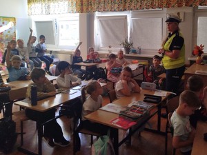 Zdjęcie przedstawiające policjantkę prowadzącą zajęcia z uczniami.