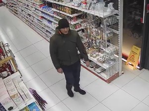 Zdjęcie przedstawiające mężczyznę, który może mieć związek z kradzieżą perfum.