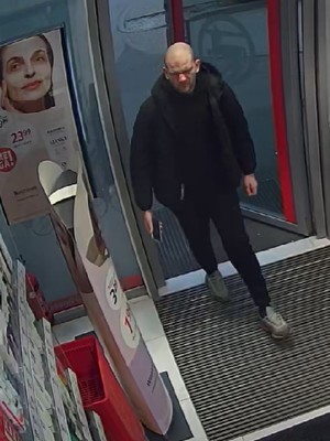 Zdjęcie przedstawiające mężczyznę, który może mieć związek z kradzieżą perfum.