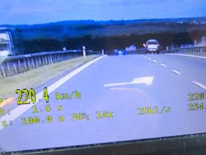 Zdjęcie przedstawiające pomiar prędkości pojazdu, którego kierowca przekroczył prędkość.
