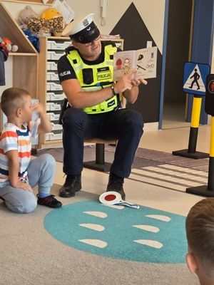 Zdjęcie z wizyty policjantów w przedszkolu.