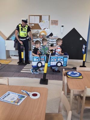 Zdjęcie z wizyty policjantów w przedszkolu.