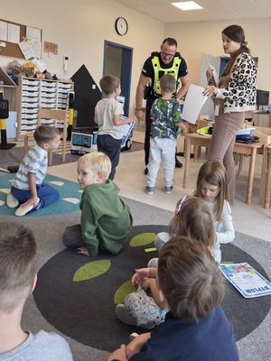 Zdjęcie z wizyty policjantów w przedszkolu.