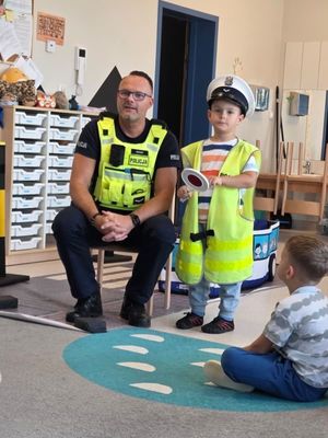 Zdjęcie z wizyty policjantów w przedszkolu.