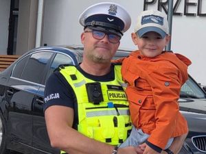 Zdjęcie z wizyty policjantów w przedszkolu.