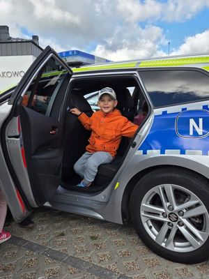 Zdjęcie z wizyty policjantów w przedszkolu.