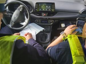 Zdjęcie poglądowe, przedstawiające patrol policjantów w radiowozie.