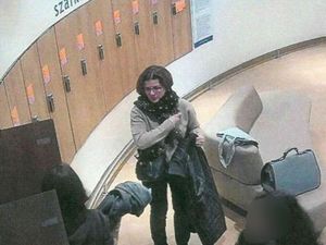 zdjęcia przedstawiają kobietę na nagraniu monitoringu