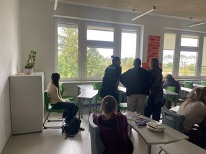 zdjęcie przedstawia funkcjonariuszy podczas wizyty w szkole