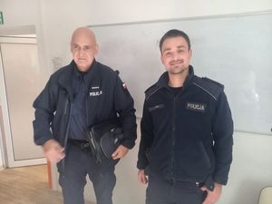 zdjęcie przedstawia dwóch policjantów