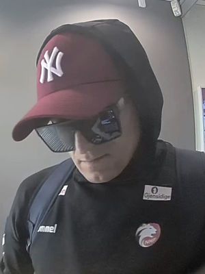 Zdjęcie przedstawiają kobietę i mężczyznę na nagraniu z kamer monitoringu