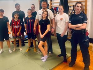 Zdjęcia przedstawiają policjantkę podczas zajęć w szkole