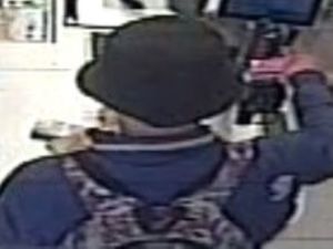 Zdjęcia przedstawiają mężczyznę na nagraniu monitoringu