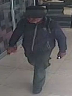 Zdjęcia przedstawiają mężczyznę na nagraniu monitoringu