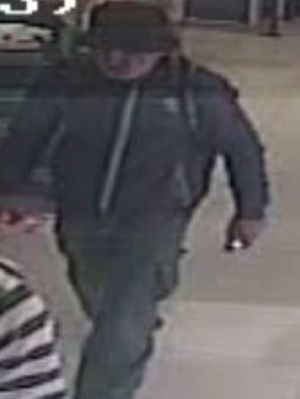 Zdjęcia przedstawiają mężczyznę na nagraniu monitoringu