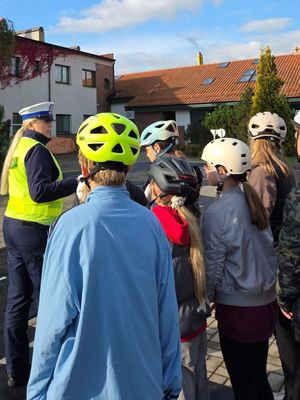 Zdjęcia przedstawiają egzamin na kartę rowerową z dziećmi oraz policjantami
