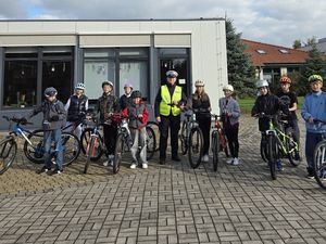 Zdjęcia przedstawiają egzamin na kartę rowerową z dziećmi oraz policjantami