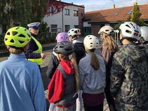 Zdjęcia przedstawiają egzamin na kartę rowerową z dziećmi oraz policjantami