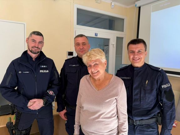 Zdjęcia przedstawiają policjantów z seniorami